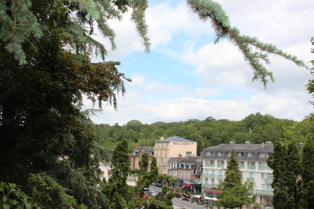 Albert Premier Hotel Bagnoles-de-l'Orne Exterior foto